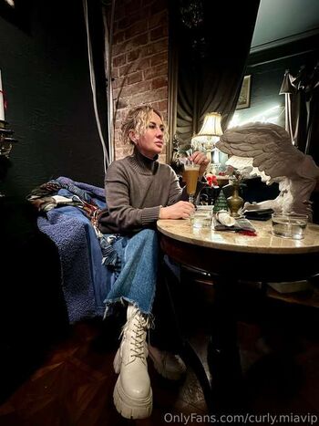 curly.miavip