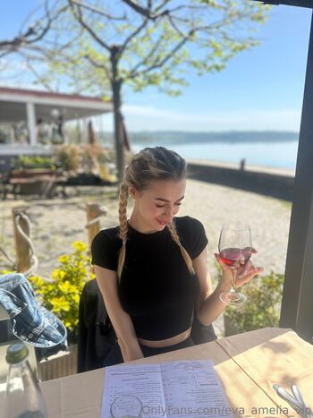 eva_amelia_vip19