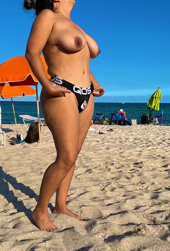 Latinhotwife39