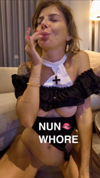 Nutela Hot Wife