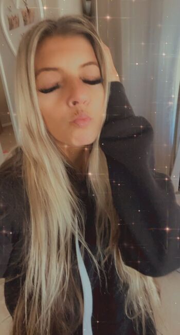 petitehotwife